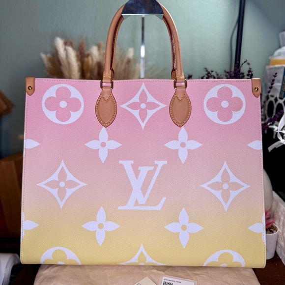 EUC Louis Vuitton Monogram Giant By The Pool OnTheGo GM Light Pink - Picture 4 of 10